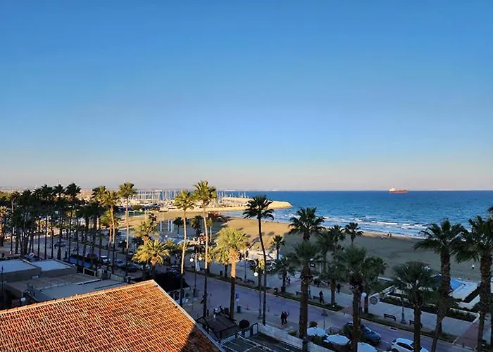 Prime Beachfront Apartment On Larnaca Finikoudes